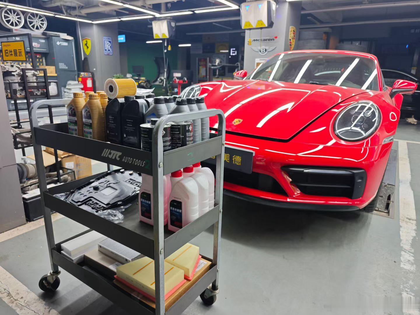 Porsche 911 Carrera S 992.1 大保养作业进行中，这台换代后的新款911灵魂没变3.0T H6 450Ps 530Nm 配8速湿式双离合0-100 3.7s 。被称之为六边形战士，我你只是拿单纯的电车数据和它对比，那我只能说，太不懂车了，一台好车要的是由内而外的统筹兼顾而不是纸面的虚假数字。#保时捷西安##保时捷911# ​