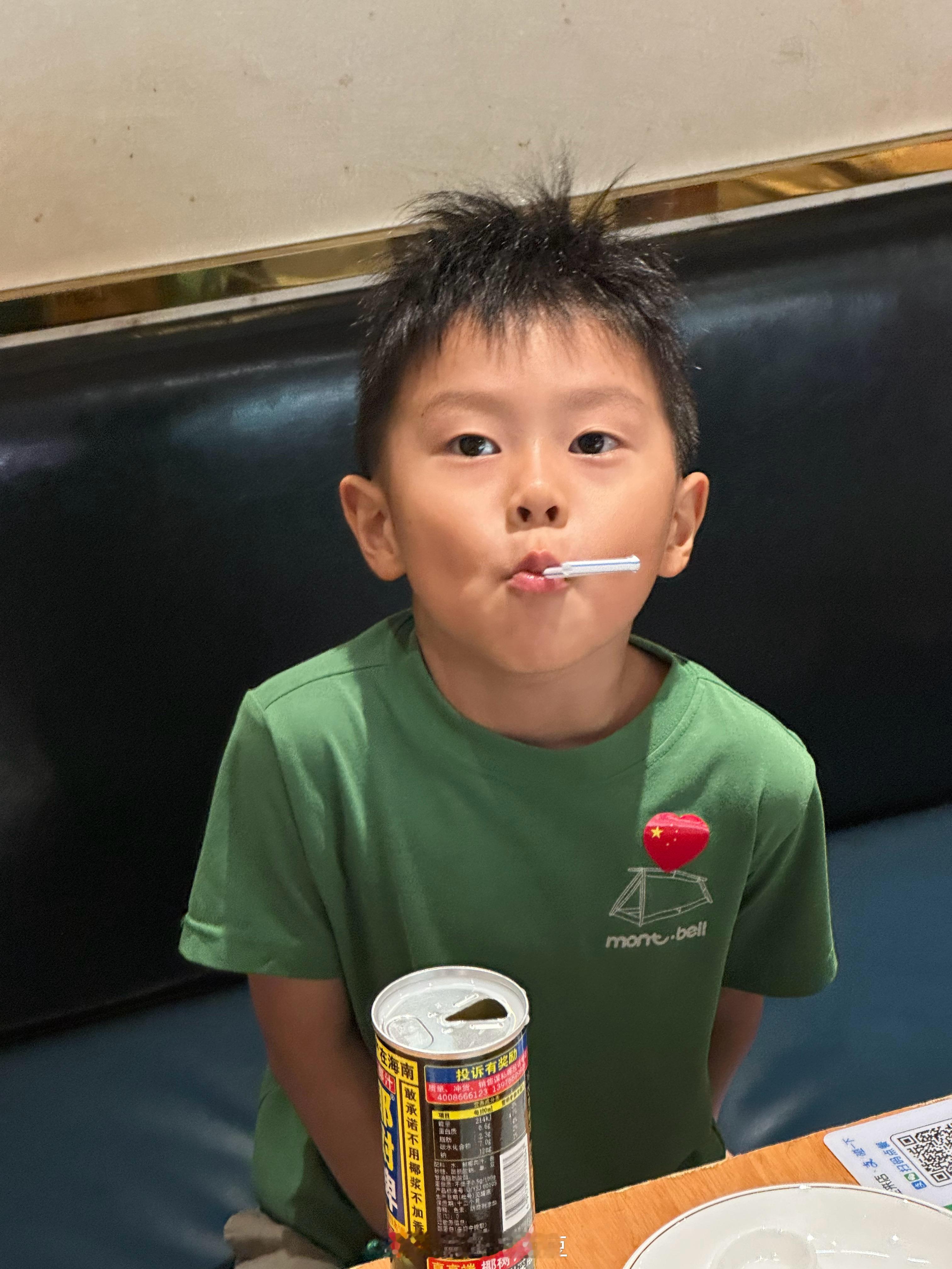 肥恩经常被他电话手表里的哥哥姐姐拉黑因为他随时给人家打电话一句话要分三个电话说拉个屎也要给人家打个电话问人家拉没有拉完了也要告诉人家他拉完了屁股上没有粑粑反正就是如果他刚加上一个人那么至少一周内他会给这个人打几十个电话一周后如果这个人没删他他也就很少打了如果删了他就会寻找下一个人加肥恩对被人拉黑这件事目前还没有感觉就是他不知道意味着什么只知道电话打不过去了