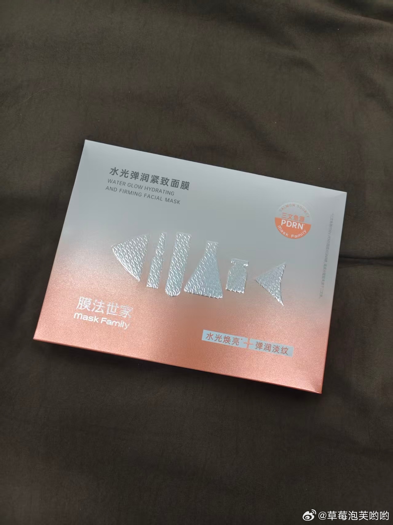 听说膜法世家出了款奥特曼面膜？我赶紧入手一盒看看怎么回事👀～果然敷上像是带了个面具一样真的很好笑。但有一说一，虽然这个颜色很雷霆，用起来还是蛮不错的，敷完能明显感觉到脸没那么暗沉，要坚持使用✊下次还会回购的！！膜法世家面膜 ​​​