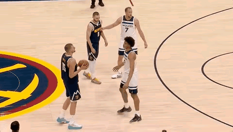 这是对上一场麦克丹尼尔斯最后时刻上篮的事还耿耿于怀，今天森林狼VS掘金...