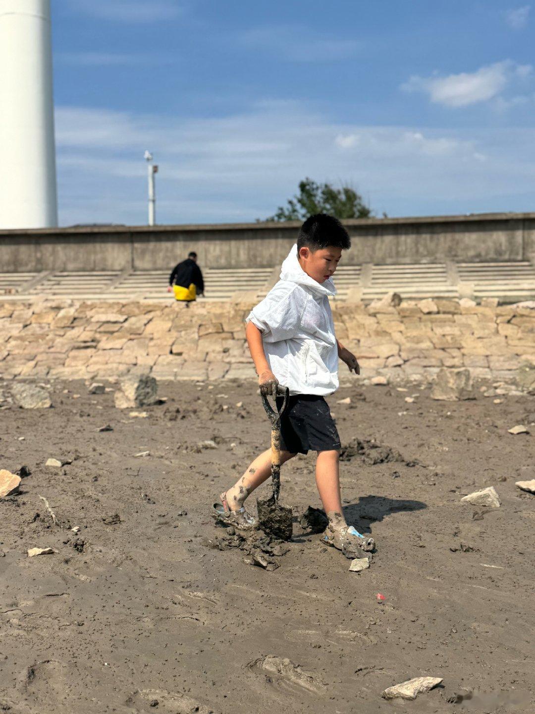 国庆假期，探亲与旅游车流集中叠加，直接挤占了本地通勤路网，让上班族平时十分钟的路程硬生生开了四十分钟，这背后是集中休假制度下的结构性矛盾。  一、现象：旅游客流与通勤车流直接对冲- 通勤时间翻倍：国庆