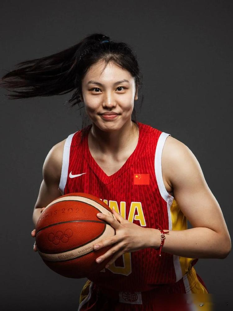 当时世界亚军的那支中国女篮，后卫双星王思雨，杨力维（队长），替补李缘武桐桐，强力小前锋李梦，替补张茹，大前锋十锋卫摇摆3D大哥黄思静，大前锋替补防守大闸潘臻琦，锋卫摇摆替补金维娜，中锋李月汝，替补韩旭，备选中锋迪拉娜！
这份12人名单，现在回看简直就是不可复制的神仙打架。就在2022年，主帅郑薇带
