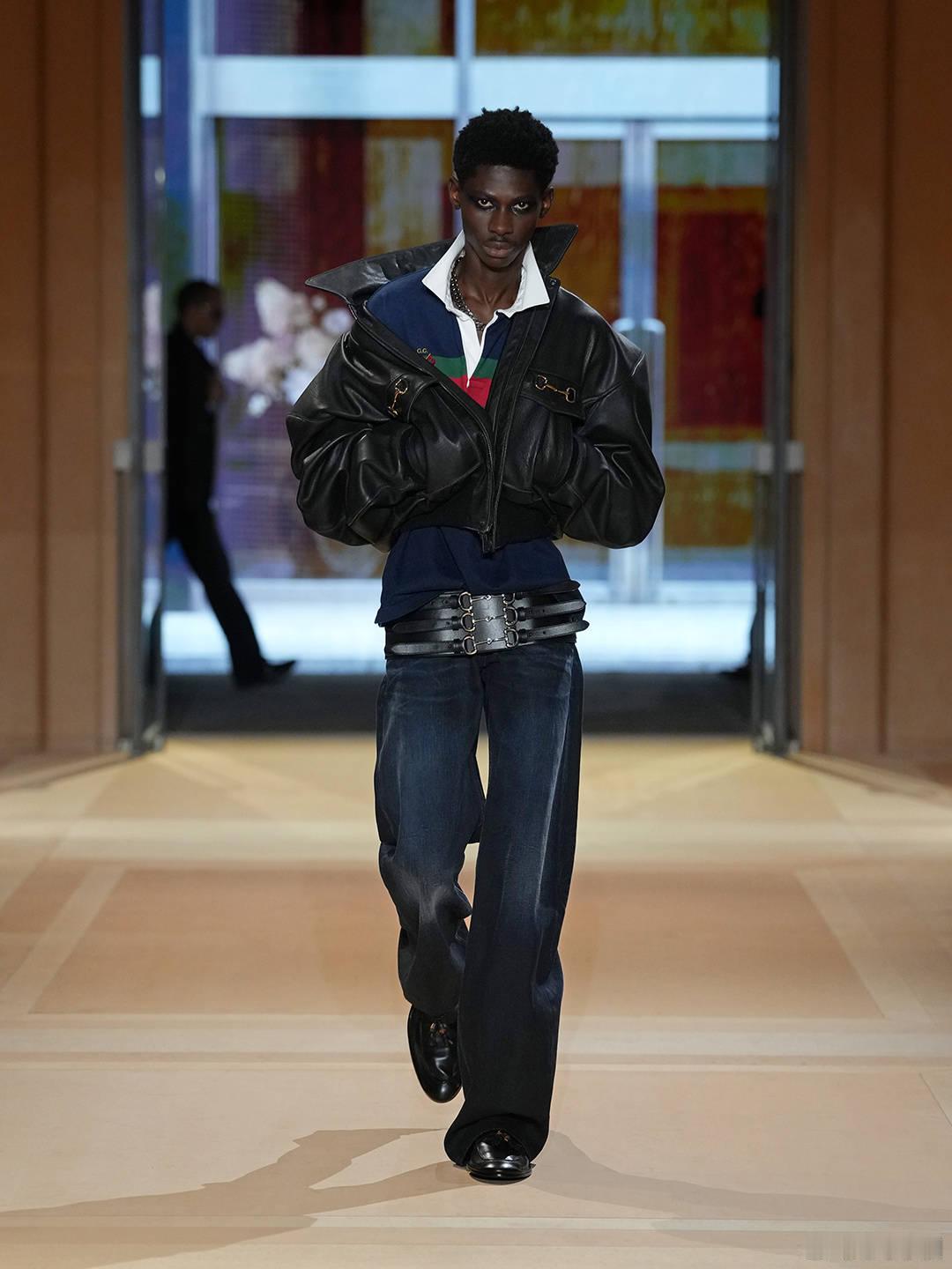 #GucciTheStoreShow#以全新表达呈现经典Web织带，简练且随性的廓形外套与长裤，在和谐的自然搭配中，诠释当代男士的日常风范。点击