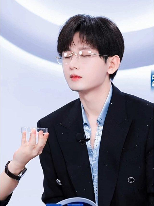 #成毅[超话]#cy #成毅张智霖赴山海售后# cy#成毅林sir举枪造型# 

​