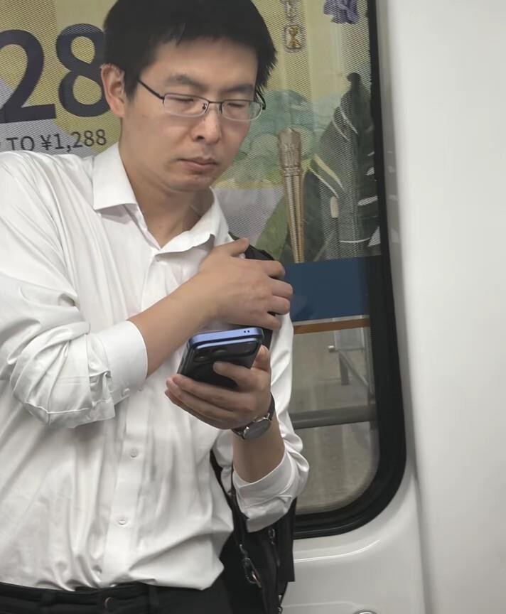36岁，千亿公司创始人，在北京机场摆渡车上被网友偶遇。
没有助理，没有随行人员，就他一个人。背着个黑色双肩包，低头看手机，穿着也很普通。
要不是有人认出来，谁能想到这是宇树科技的老板？人形机器人赛道杀得那么凶，他手里扛着那么大一家公司，出门却连个帮忙拎包的人都没带。
说实话，看到这个画面我愣了一下。