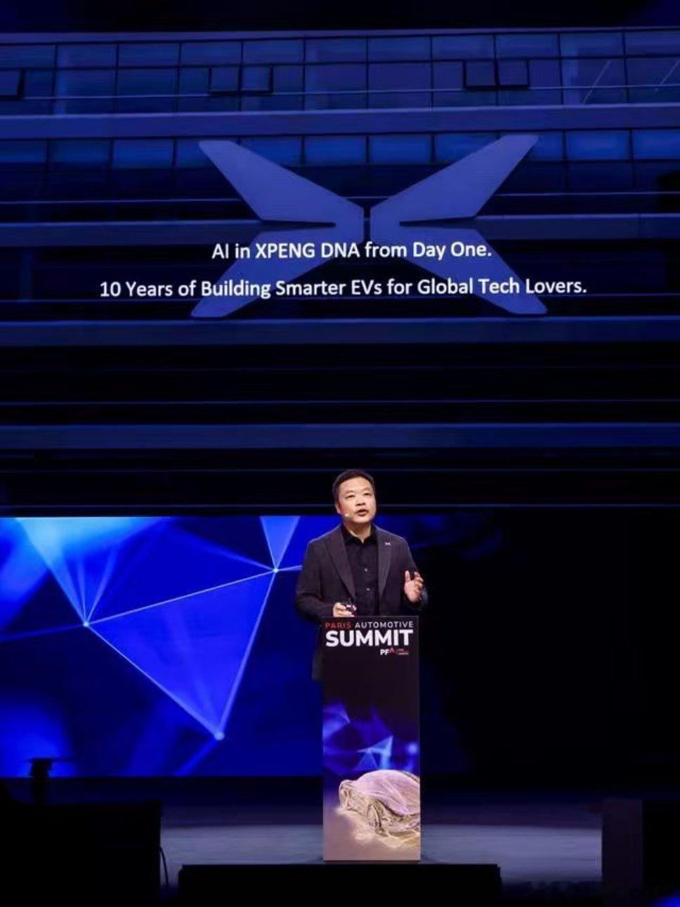 何小鹏受邀演讲，唯一被邀请中国车企CEO

小鹏将开放智能汽车技术合作，输出整车研发、生产、售后全流程技术能力

包含整车平台架构、电子电气架构、智驾、AI BOX、芯片、电池、电驱、远程XCP标定、整车EOL、AI诊断

小鹏还将同步开放人形机器人、Robotaxi、飞行汽车、图灵AI芯片、物理世界基座模型

  ​