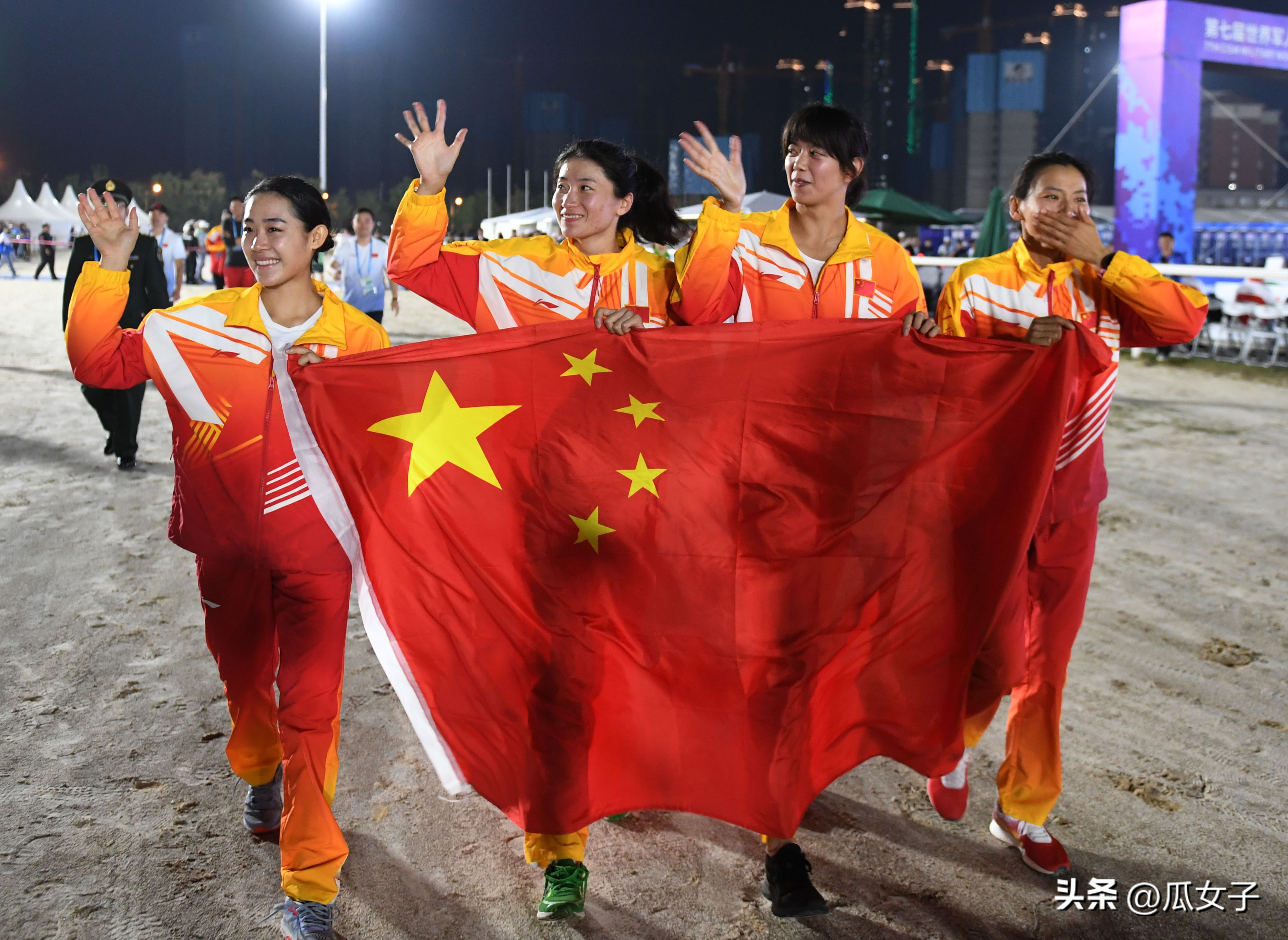 今天，杭州亚运会首金诞生！中国现代五项女团的姑娘们顶住压力，为代表团拿下开门红。看到国旗升起的那一刻，不少人眼眶湿润。
这枚金牌为何总能触动我们？它不只是一块奖牌，更是运动员日复一日训练的成果，是顶住全国目光的勇气，是 &34;熬了很久终有回响&34; 的共鸣。
首金的意义，在于给团队注入信心。生活中我们也需要