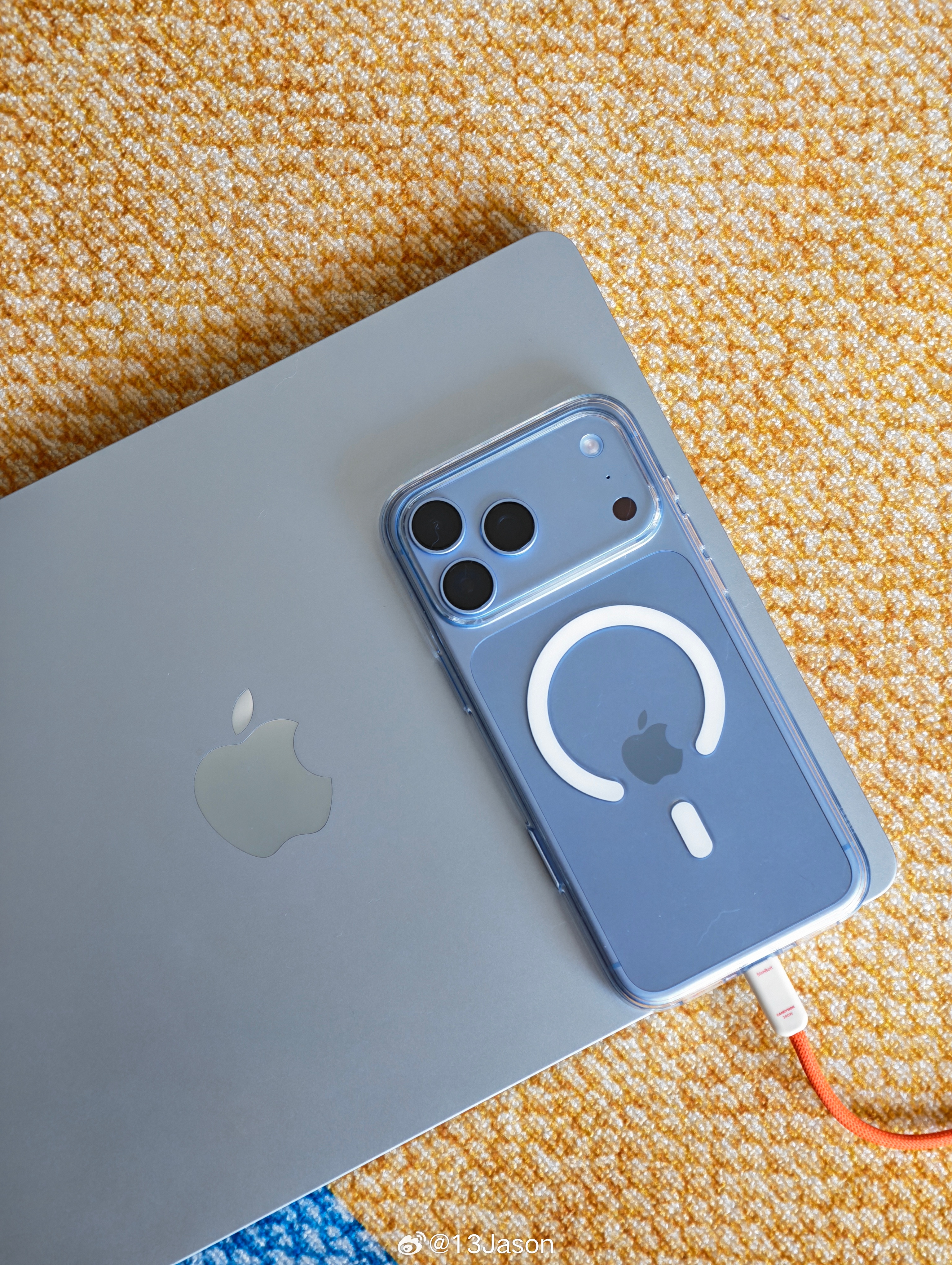 刚刚购买了全新 iPhone 18 Pro Max 的朋友们，应该都会考虑过这个问题：「我的第一个新手机壳，应该怎么选？」

而这个答案我一直都挺明确的：

透明壳！

毕竟，第一个手机壳选择透明壳，才能让别人第一时间留意到我的新 iPhone 和新配色。

尤其是今年的 iPhone 18 Pro Max，有了一个非常好看的冰川 ​