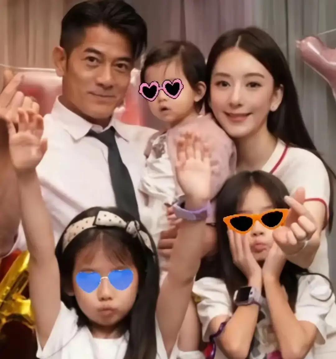 当年郭富城牵手方媛官宣时引来全网冷嘲热讽，可一晃这么多年过去，人家反倒把日子过成了圈里少有的安稳样。
10月26号深夜，方媛特意卡着点在网上晒出了全家福，给郭富城庆生。
现场既没有什么纸醉金迷的奢华大派对，也没请一堆名流搞社交，背景墙上就挂着几串粉色的生日字母气球，简简单单。
郭富城两手抱着小