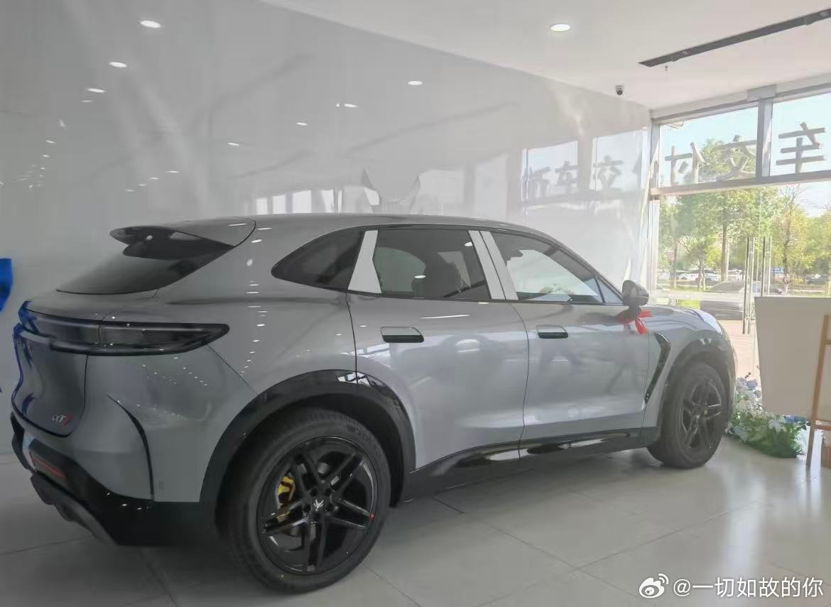 十几万拿下华为智驾，极狐阿尔法T7太惊喜
以前觉得高阶智驾是三四十万车的专属，极狐阿尔法T7直接把这事儿打到15万级，提车有几天来，用起来真像开外挂。
高速上领航辅助很稳，平均很久才需要接管一次，长途脚和脑子都轻松。城区夜路、环岛、施工路段也能自己处理，不像新手司机那样犹豫。
泊车更离谱 ​