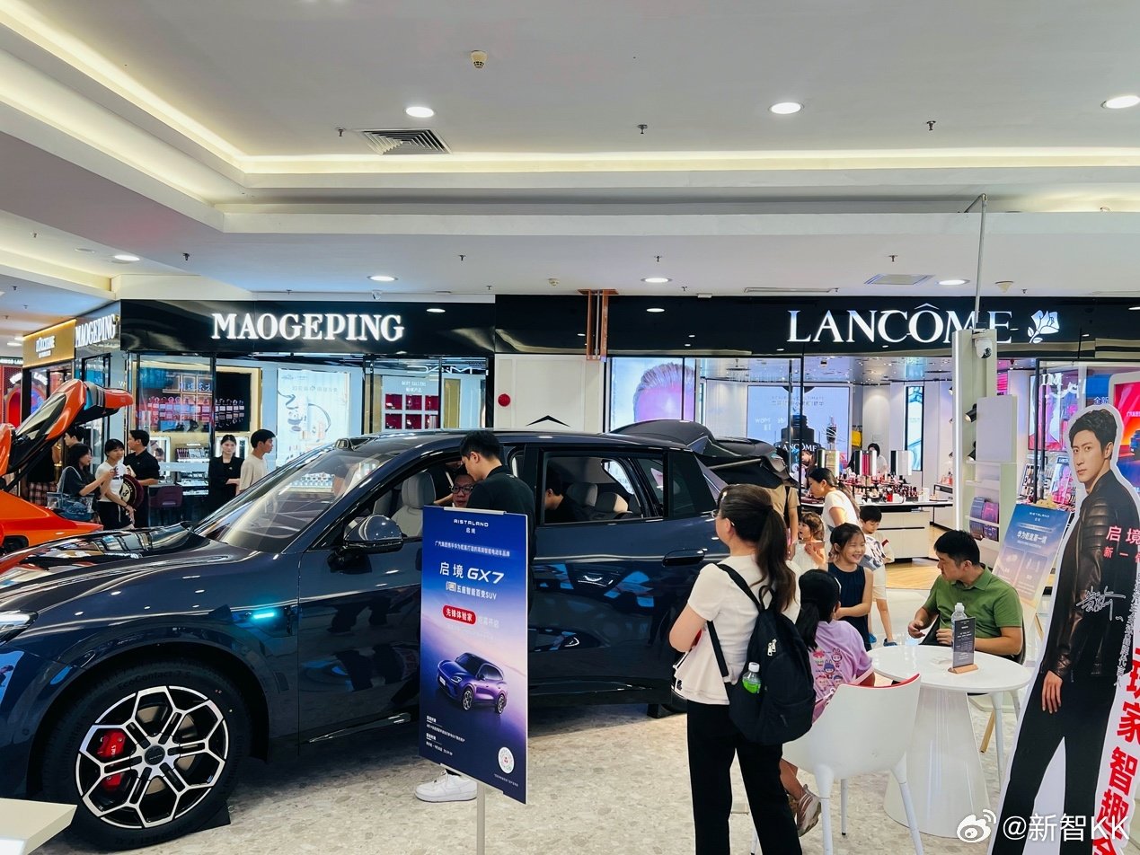 启境GX7展车刚到店，抓紧去摸了一把鸿蒙座舱6。滑动很跟手，切应用也快，不卡。首发萌宠“小紫貂奇奇”在中控屏、HUD、投影大灯上联动，状态会跟着车子实时变化。旁边好几个人围着车机研究，都说能把交互做成这样，确实少见。 ​