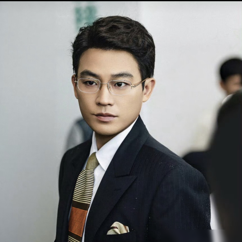 张黎导演说，这小子不是来演戏的，是来搏命的。拍《铤而走险》第一天脚就扭了，追车戏打滑差点冲下山坡，被一棵树兜住。事后采访就仨字：习惯了。
管虎、陈凯歌、刘伟强排队用他。为什么？《中国医生》全组扎在武汉，他替身能不用就不用，打戏拳拳到肉。杨树鹏杀青撂下一句：下次还找你。
欧豪自己说得透：导演选择多