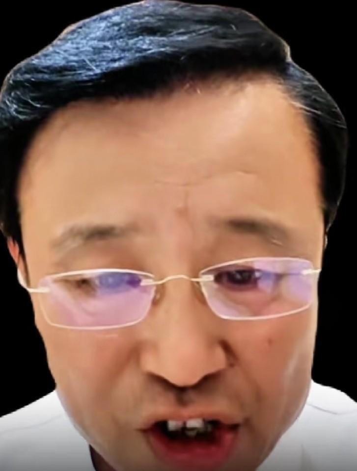 师父拍的那一下，拍的是规矩
姜昆在聚会上拍了刘惠胳膊一下。当时刘惠张嘴喊于谦“谦儿”，姜昆当场纠正，辈分不能乱，得叫师叔。这事是刘惠自己在直播里说出来的。
按相声谱系，刘惠的师父姜昆和于谦的师父石富宽同辈。刘惠比于谦大12岁，但谱系上矮一辈。姜昆拍那一下胳膊，维护的不是个人面子，是那张写着师门传承的