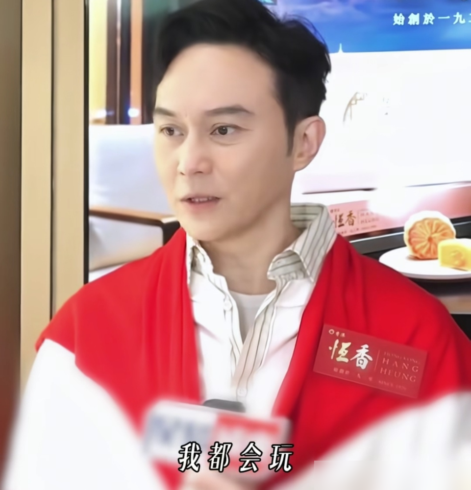 张智霖打麻将，居然还要给老婆袁咏仪请假！
当年袁咏仪怀孕生产，张智霖一周七天泡麻将桌，还撒谎说去谈剧本，偷偷跟郭富城沈嘉伟凑局，吵到袁咏仪轻度抑郁。
袁咏仪反倒睁一只眼闭一只眼，说男人打麻将总比喝花酒好，底线就是按时回家，还吐槽张智霖是牌桌废柴，输多赢少。
现在反过来了，袁咏仪戒了麻将爱追剧打