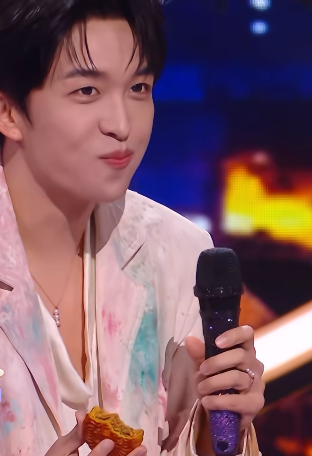 这下真的坏了，
不仅黄子弘凡他知道，
全网都知道，他在湖南卫视中秋晚会上被月饼噎嗓子啦，哈哈哈！

刚表演完节目的黄子弘凡被邀请到台上吃特色月饼。

谁曾想这个孩子太实诚了，实实在在咬了一大口，然后说完感受后，嘴里还要不断的嚼月饼。

结果应该是越嚼越干，后面好像看到他噎的都翻白眼了！

看到这一幕