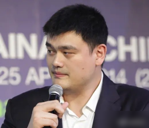 姚明撂了句100年前的飞行员开不了现在的飞机，就把嘴闭上了，不指点杨瀚森。
球探报告早就写透了，2米16，臂展2米21，高位策应那一下是真有东西，手递手、低位脚步都够看。但三分不稳，横移偏慢，现代NBA抓着这两点往死里打。
10月8日季前赛对勇士，第四节打满12分钟，6分2篮板4助攻，正负值+5