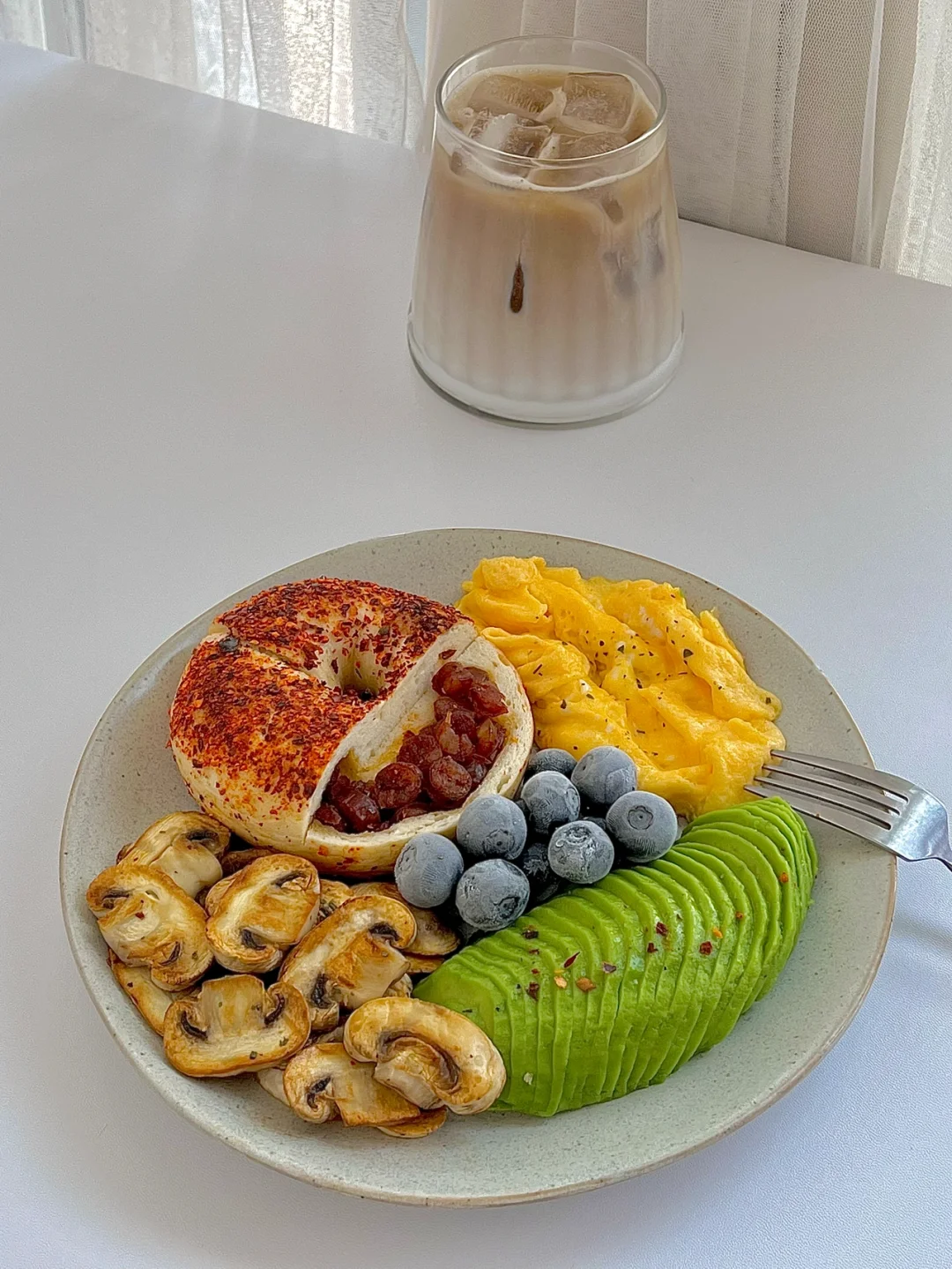 ☀️工作日早餐｜麻辣香肠贝果一盘端早餐盘😋