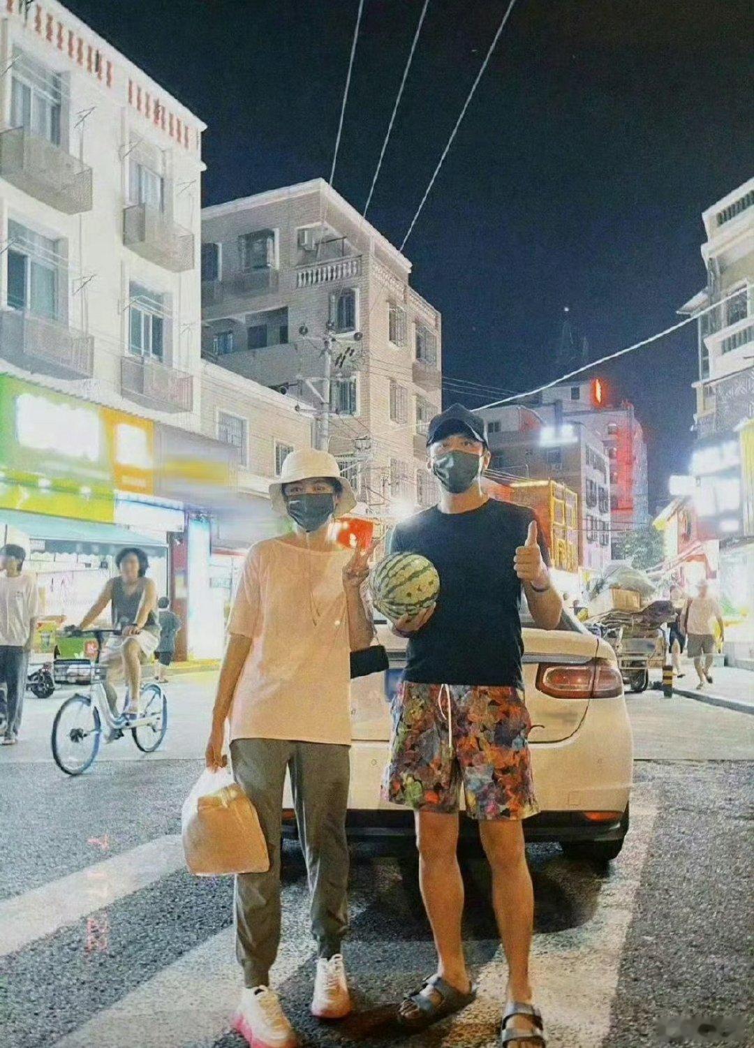邓超孙俪逛厦门夜市，孙俪居然吃了南昌拌粉，这两口穿成这样是真夫妻了，果然戴口罩帽子的不是明星就是…… ​