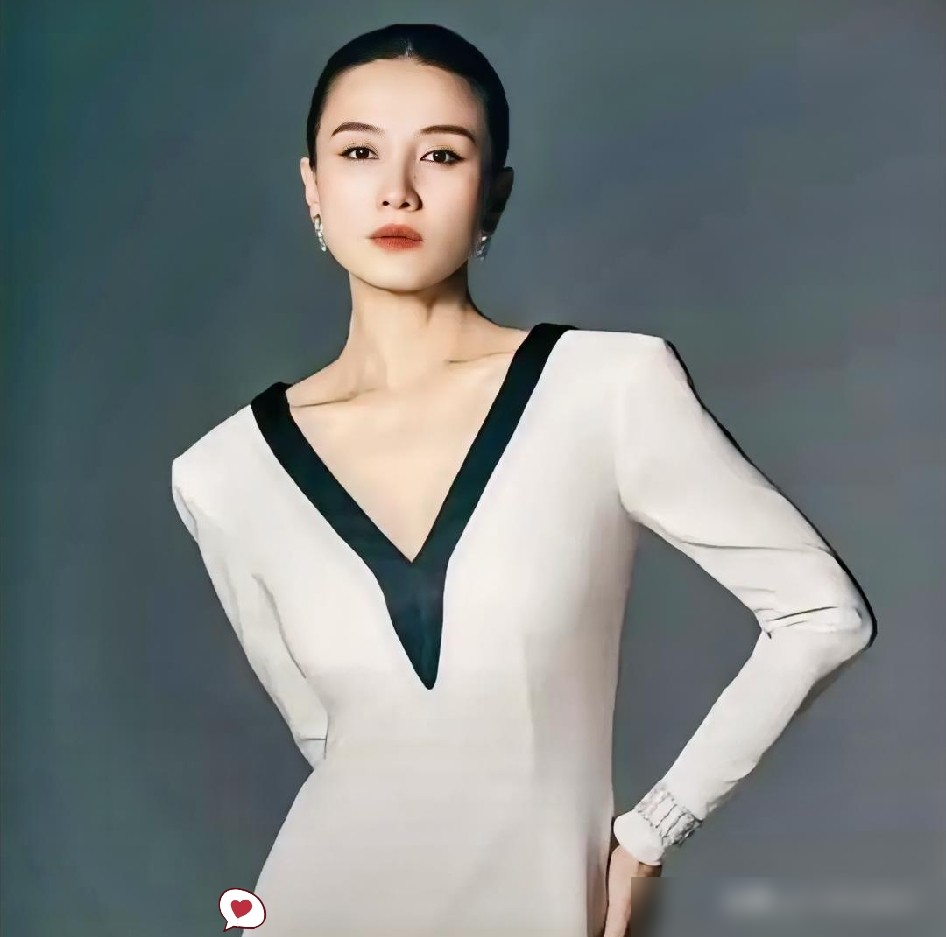 宋佳拿了金鹰视后，开口第一句没谢导演没谢平台，先把闫妮、杨紫、马伊琍、吴越、任素汐挨个点了一遍名。她说我们对角色的赤诚、对作品的敬畏、对热爱的坚持，不分高下。台下那几位，表情全被镜头逮着了。
凭《山花烂漫时》里的张桂梅，她这已经是同一角色第二次封后，白玉兰刚拿完。往前数，金鸡影后她拿过两回，《悬崖