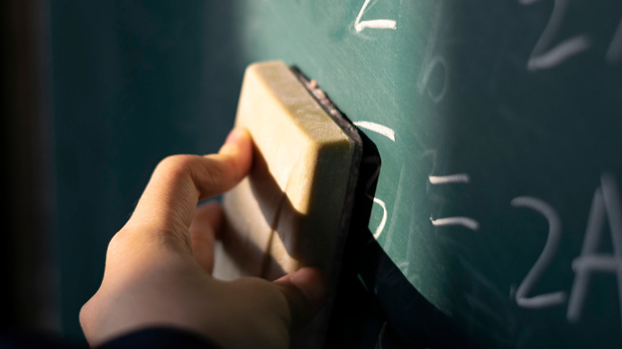 广西南丹教师称因成绩靠后被强制自费培训
 
近日，广西南丹一名小学教师反映，自己因上学期教学成绩排名靠后，被通知参加县里组织的教学能力夯基培训班，培训安排在工作日，往返交通、食宿都需要教师自行承担费用，引发广泛热议。
 
据这名教师介绍，本次培训面向小学3至6年级语数英学科教师，培训周期较长。按照通