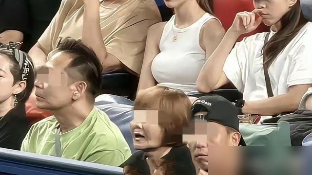 46岁周杰伦被扒戴假发片，评论区直接炸了。
就因为他最近墨尔本演唱会状态太好，一头黑发浓密得不像话，跟几年前稀疏发缝判若两人。网友翻出他强直性脊柱炎病史，长期吃药，脱发几乎是公开的秘密。结果现在发量逆生长，发际线纹丝不动，有人截图放大，说鬓角衔接处有分层痕迹。
粉丝倒是不在乎，说戴就戴了，舞台上