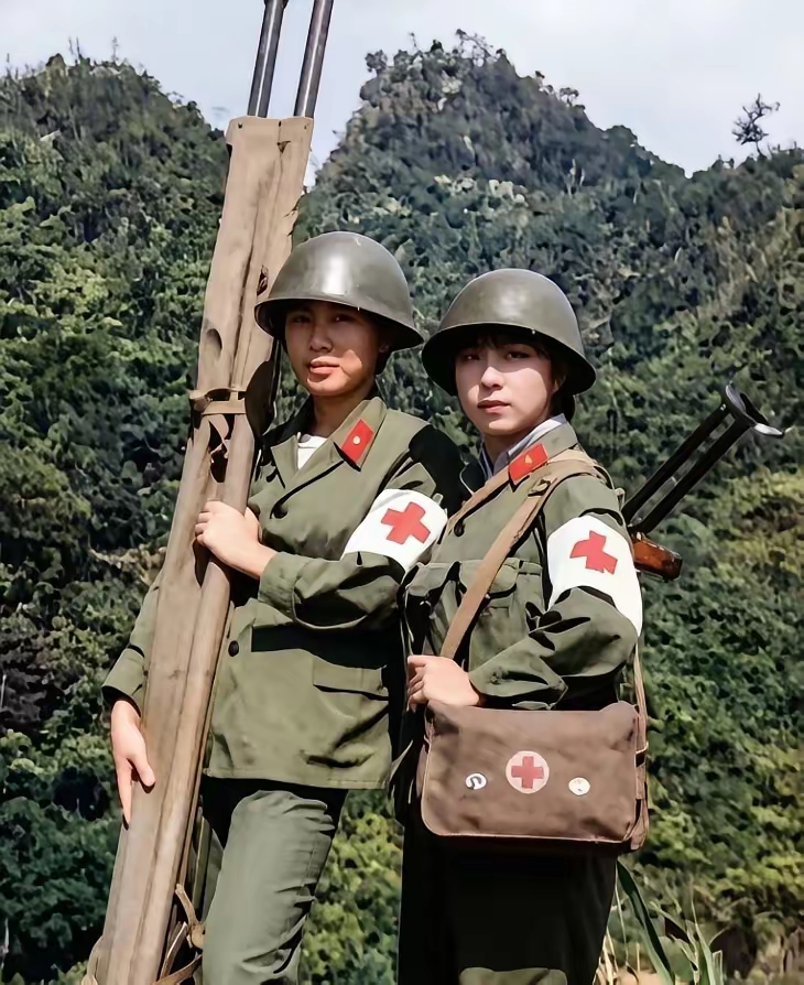 1987年，被战士誉为“最美军花”的安冬辉（右）在老山轮战期间参加救护任务时与战