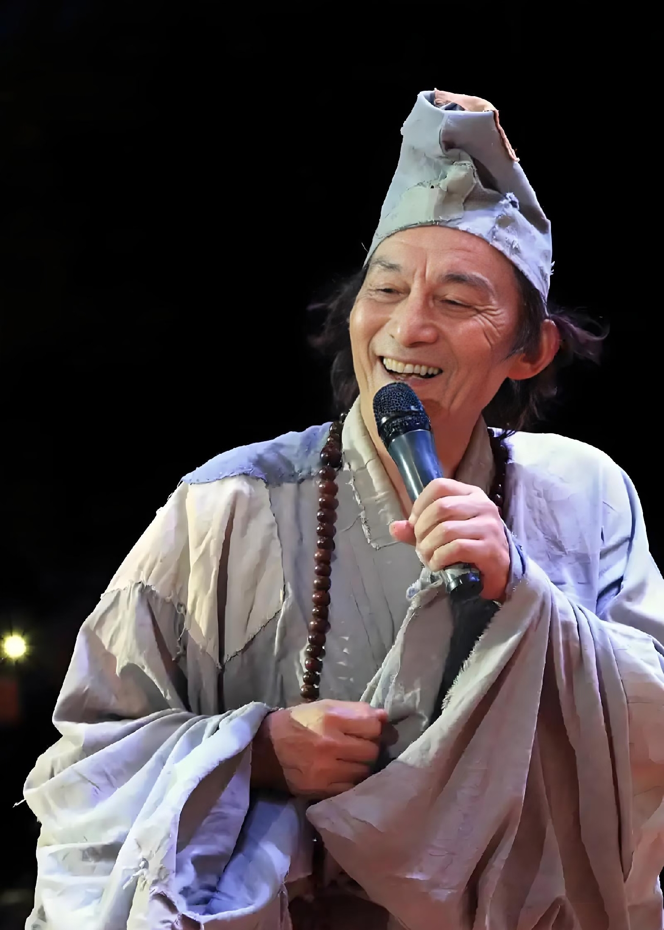 游本昌52岁才演上济公，
之前跑了79个配角，很多连名字都没有。

有人问他急不急，他说：“没有小角色，只有小演员。”

90岁那年，他又在《繁花》里演爷叔，一场戏拍几十遍，他从不抱怨。别人夸他大器晚成，他说：“我只是把一件事做了一辈子。”

现在的人总想一夜爆红，可你愿意为一件事熬几十年吗?你相信