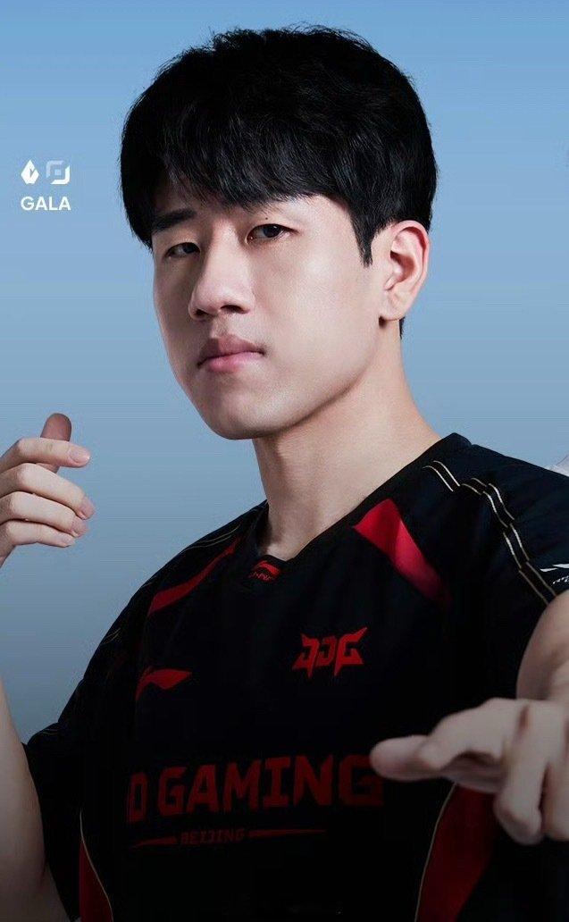 #Gala可惜了#
在2026赛季中途从转投JDG，最终在冒泡赛生死战中亲手送走老队友，自己也在争夺LPL四号种子的决战中功亏一篑，连续第六年打入世界赛的纪录就此中断。#ig3比1jdg##ig又双进世界赛了# ​