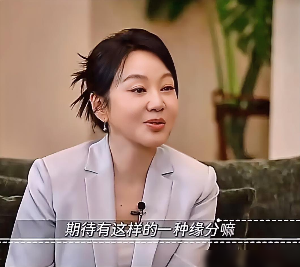55岁闫妮一句只要聊得来，年龄无所谓，底下评论区直接炸了。有人说她装嫩，有人喊她通透。可你去翻翻她的情史，人家是真这么干的，不是嘴上说说。
第一段，男方比她小9岁，胡歌同班同学。第二段更狠，小她11岁。分手还是她提的。
最好笑的是她自己讲的那个事。朋友给她介绍对象，说男方50多。她第一反应是，太