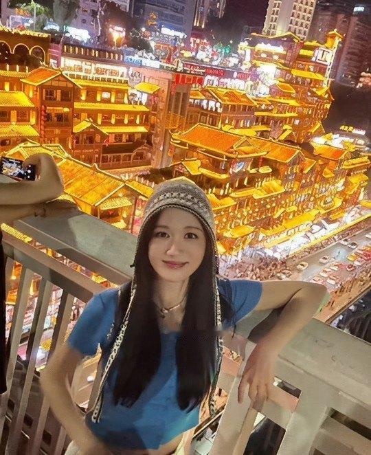 47岁陈乔恩在重庆洪崖洞被偶遇，短上衣露小蛮腰戴流苏帽 ​