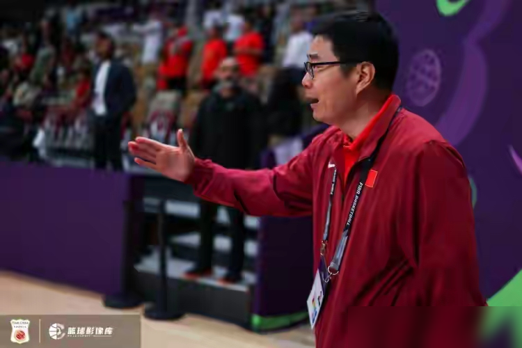 半支国家队，落后16分，硬是把伊朗掀翻了。2018年雅加达，男篮红队84比72夺冠，周琦15分11板4帽，阿不都20分，方硕16分8助攻。那会儿姚明搞红蓝分队，说白了就是逼着年轻人抢饭吃，谁行谁上。一套阵容拆两半，反而练出一批能打硬仗的。现在呢，主力尽出，亚运会拿块铜牌。人还是那些人，管理还是那个管