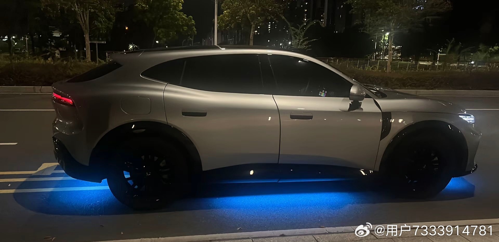 岚图追光S这个副驾屏真的是惊喜！
平时开车，副驾朋友追剧、刷视频不用凑主驾屏幕，耳机一连，互不打扰。屏幕画质看着舒服，操作也顺手，出门长途的时候，副驾再也不会无聊，小小的细节，坐车幸福感直接上来了。
 
#岚图汽车 #岚图追光S #轿跑细节 #汽车好物 #dou是好车 ​