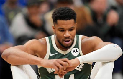 🏀雄鹿时代终结！32分惨败马刺，9年季后赛纪录就此作古！<br />...