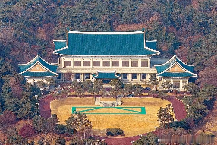 韩国交易商追逐40%息票产品，市场暴跌之下风险偏好依旧尚存

一场历史性的股市抛售，促使韩国散户投资者转向复杂的结构性产品，这群偏好风险的投资者仍在想方设法提高收益。

年化票息可达40%‑50%的股票挂钩证券再度受到普通散户的追捧。受三星电子、SK海力士相关产品带动，该类产品7月销量创下三年多 ​