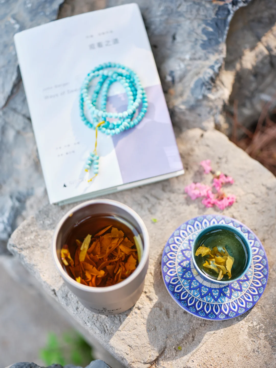 小城慢行，在客栈喝一杯茶，看一本书