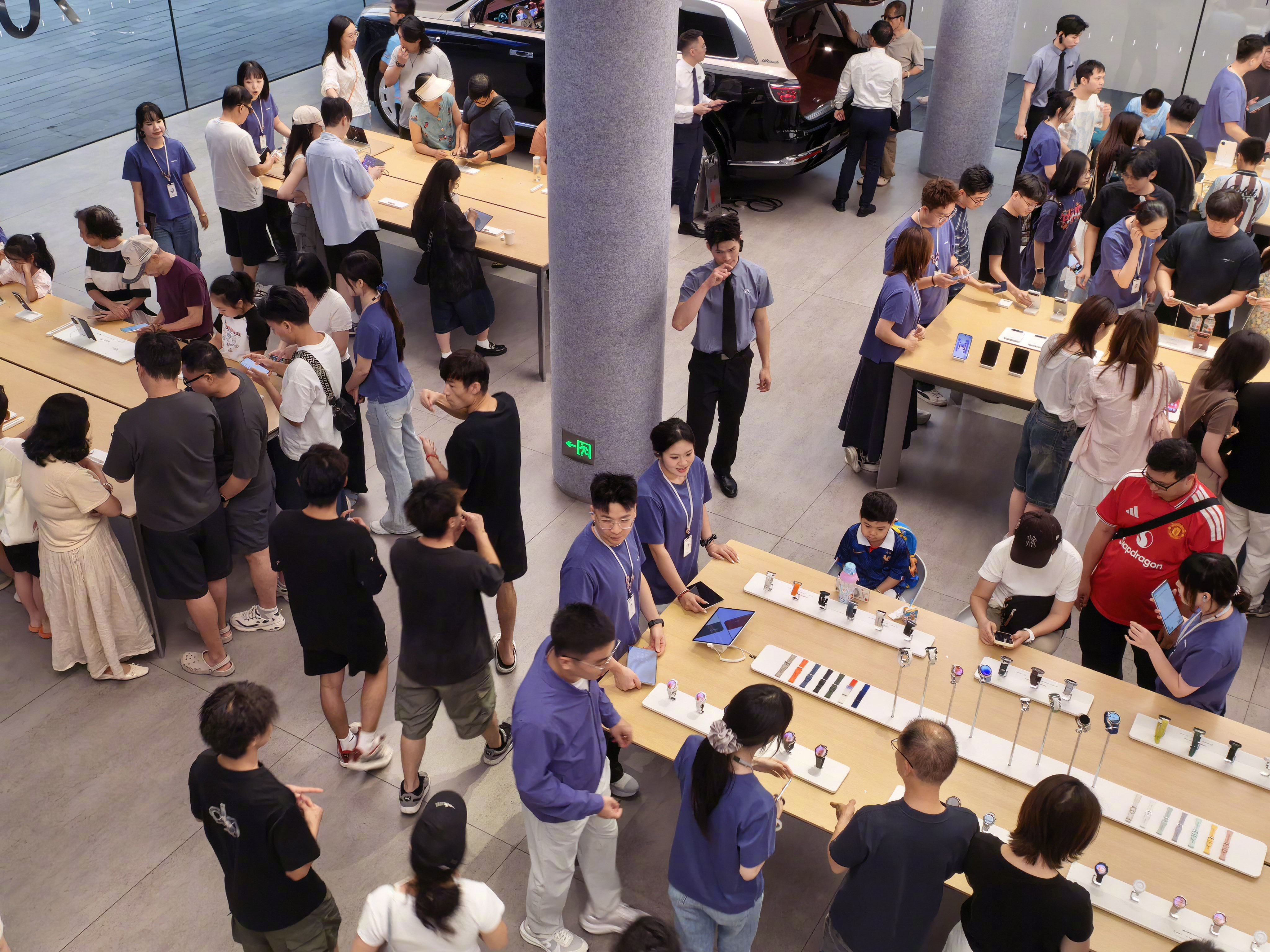 昨天，#华为MateXT2# 非凡大师正式开售！这个周末门店非常热闹，第一批用户已经拿到新机了，还有不少海外朋友也来体验我们的三折叠[嘻嘻]大家上手后的反馈，左右展开更流畅顺手，拿起来更轻薄，还有不少朋友一上来就先试灵盾防窥和物理防窥，这些新体验大家都挺感兴趣。欢迎大家有空来门店坐坐，喝杯咖 ​