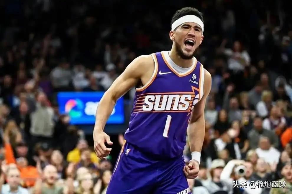 美媒Player Choice今日更新了NBA历史总收入榜单。杜兰特以5.911亿美元登顶历史第一，詹姆斯5.893亿紧随其后。两人仅差180万美元，创下NBA历史前两名最小差距。
詹姆斯今夏以2年800万美元底薪加盟76人，年薪从5263万骤降到388万。如果他正常签一份顶薪合同，本可轻松成为首位