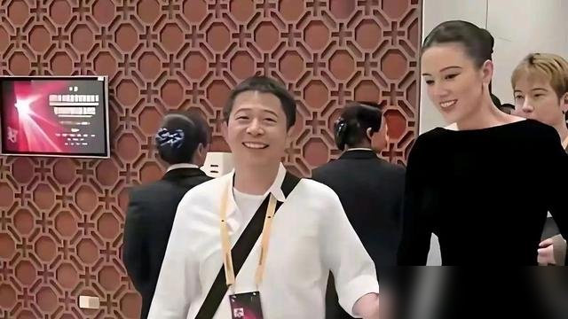 宋佳拿完飞天奖，跟老公王伟一前一后离场，没牵手，没摆拍，连眼神都各看各的。
有人等着拍点夫妻恩爱的素材，结果俩人愣是没给机会。
想想也是，一个刚凭张桂梅拿下白玉兰、金鹰、飞天，国内头一个靠同一角色串三大奖的女演员。一个闷头拍自己的戏，从不蹭老婆热度。
别的明星夫妻上个热搜得靠探班、靠合体综艺、