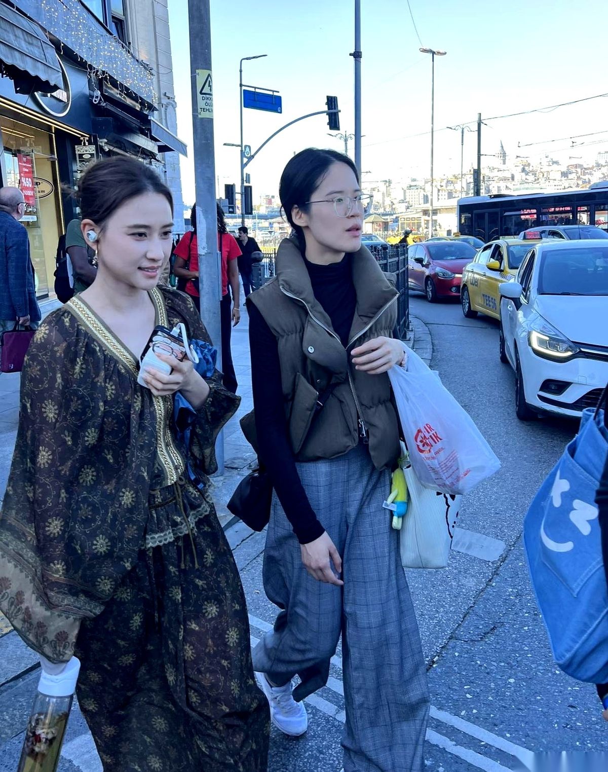 35岁的何超莲被人在土耳其街头偶遇，手里拿着一瓶养生茶。
她和窦骁结婚多年，至今没有生育。
周围催生的话题还没停过，她已经和朋友出国旅游去了。
普通人结婚好几年要是没要孩子，光是亲戚逢年过节的盘问，就能让人脱一层皮。每天睁眼是打卡上班，闭眼是柴米油盐，整个人紧绷得像拉满的弓。
可镜头里的何超莲，穿着