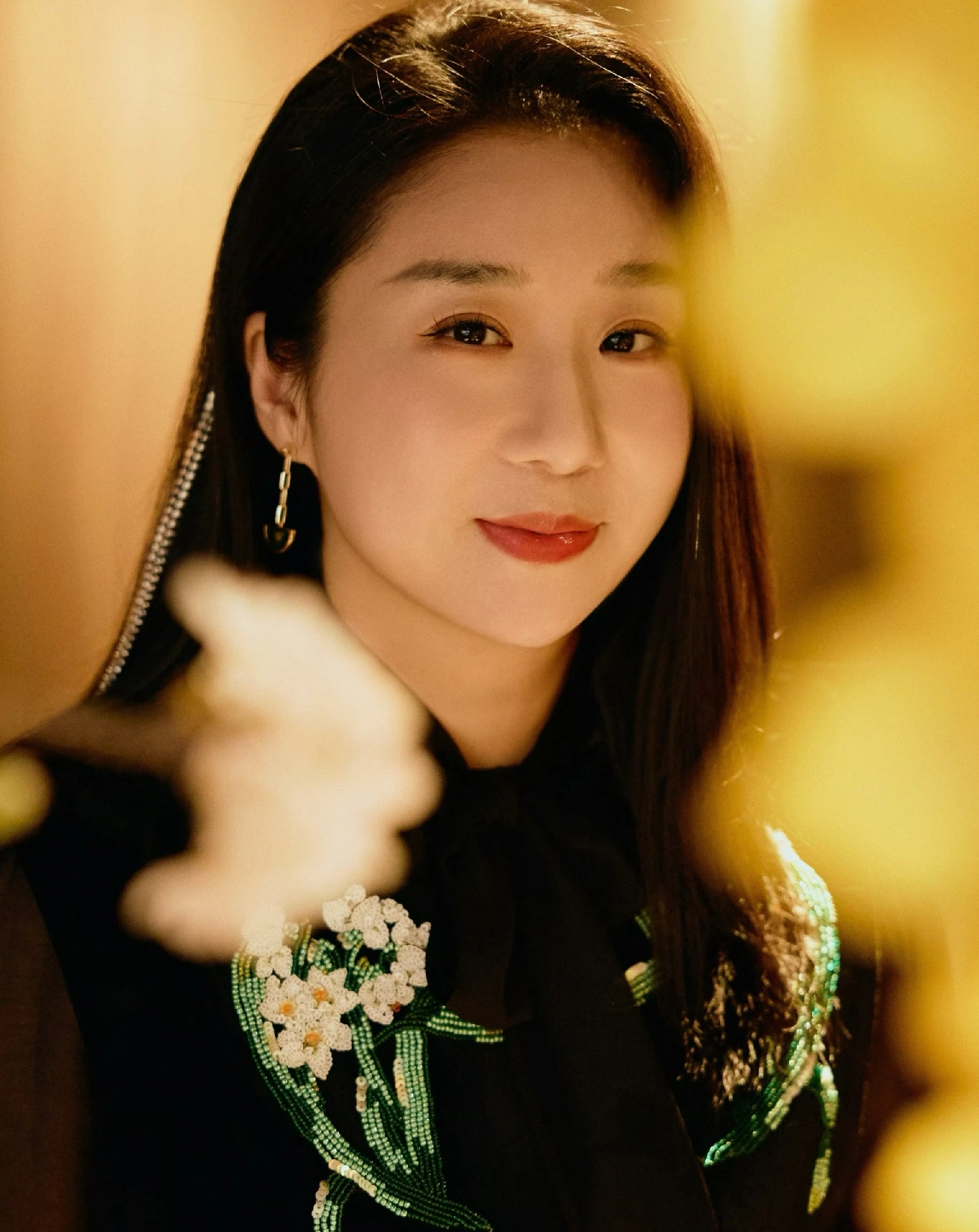 说句实话。

5000万投资，上映十天票房8.3万。我没打错，你也别看错。

傅首尔第一次当电影女主角，片方分账不到3万块。首日票房三千出头，场均观众不足7人。

综艺里那个“人间清醒”的傅首尔，到了大银幕上，观众就是不买账。

说白了，综艺人设和电影票房之间，隔着一道普通人跨不过去的墙。

你在综