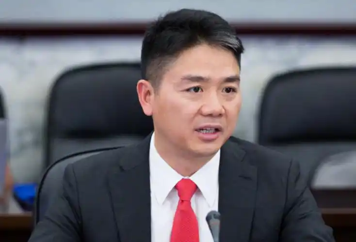 京东快递小哥救助摔倒老人反被索赔92万，理由是什么？家属在二审时给出的说法是，他开车产生的“气流、噪音、惊吓”可能导致老人摔倒。一个没碰到人、没按喇叭、三轮车上连刮痕都找不到的快递员，被追了一年多。公司全程力挺，终审判决还他清白！


一张高达92万余元的民事起诉状，像一块巨石，猛然砸向了广东江门快