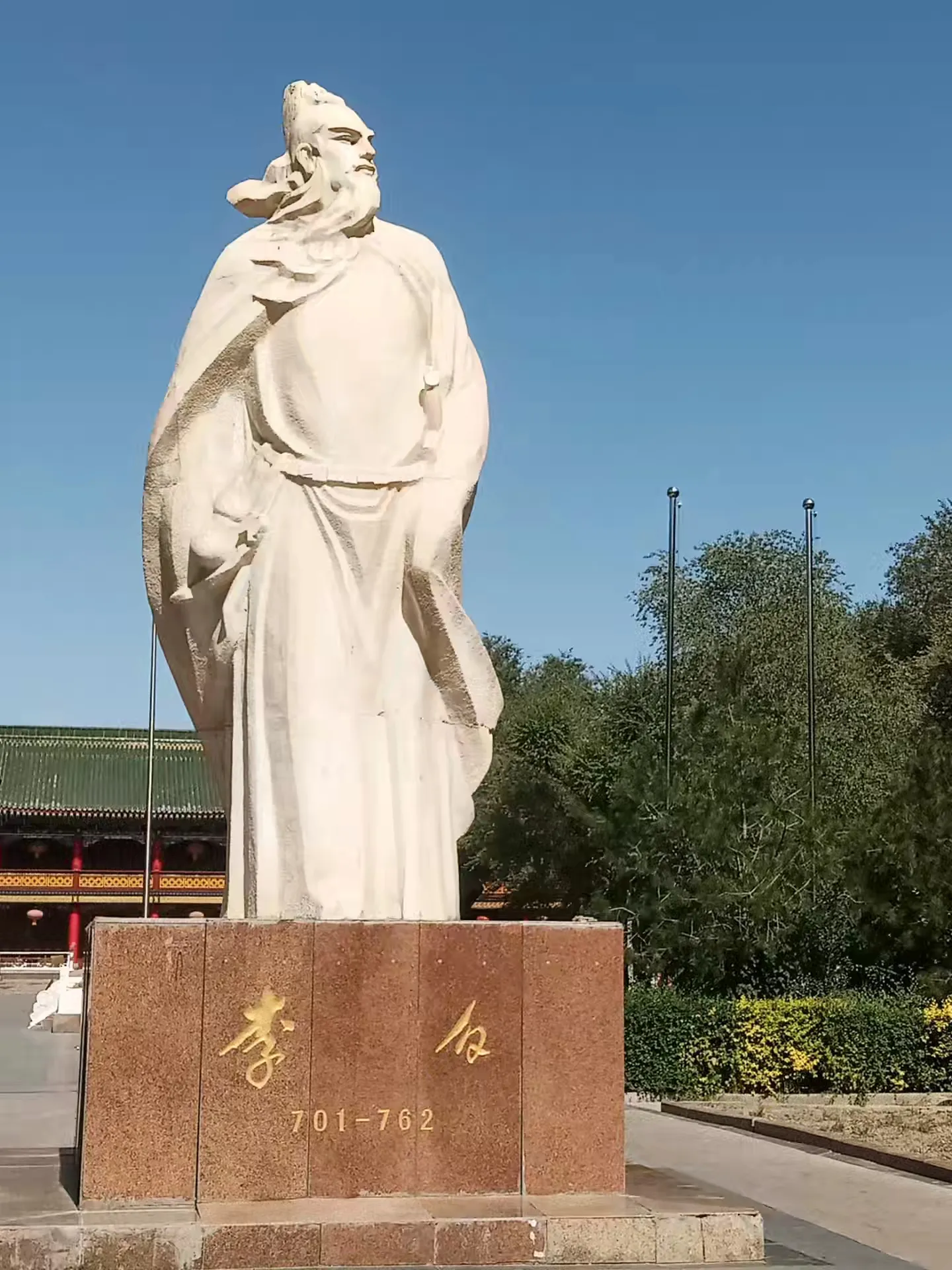 李白啊李白，我该如何写你呢？你在直至暮年的酒醉后，想的是什么呢？我想是儿时父亲教