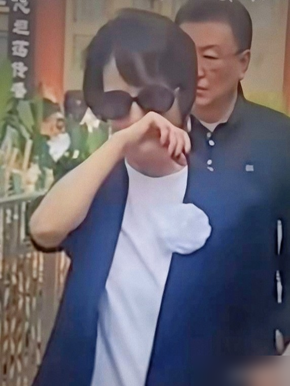 退休一年多，徐俐第一次开新媒体直播，手心里全是汗。播了几十年《中国新闻》，换个赛道居然不会说话了。敬一丹和倪萍没打招呼，直接杀到直播间。近千万人盯着，敬一丹就坐旁边，说话慢悠悠的，把话头一次次往徐俐那儿递。倪萍负责热场，敬一丹负责兜底。播完了，倪萍说吃个饭吧，敬一丹摆摆手走了。
后来才知道，她爱人