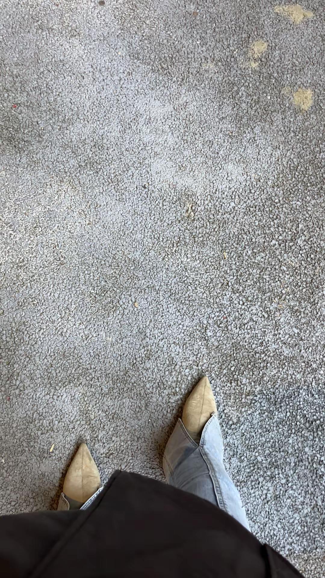 已经是个穿阔裤配高跟鞋的成熟女人了👩为什么还是那么🉐️幼稚🫣