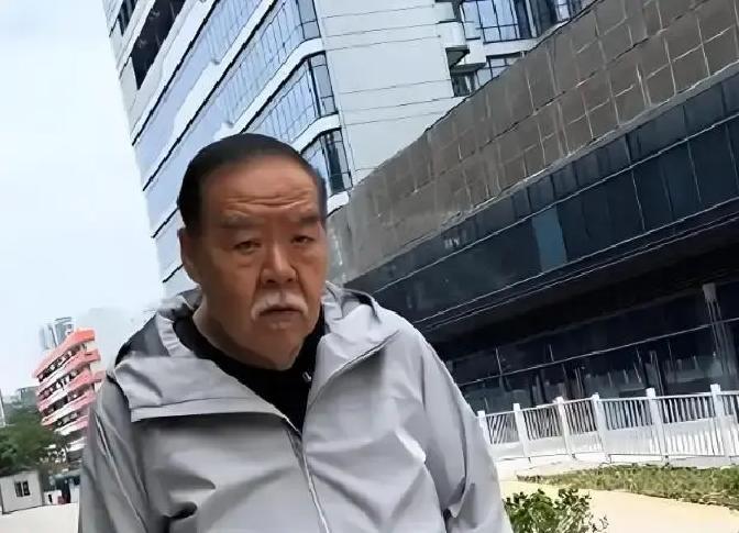 93年，香港影帝“肥猫”郑则仕投资破产，一夜之间背上8000万的债，他把房子车子都卖了还是不够，哭着给周润发打电话，想借点钱周转一下，结果对面沉默半天，就一句“手头也紧”给打发了

这事儿把娱乐圈那点人情冷暖，真是扒得底裤都不剩

那时候的8000万是什么概念，普通人一个月工资才几千块，这笔钱简直是