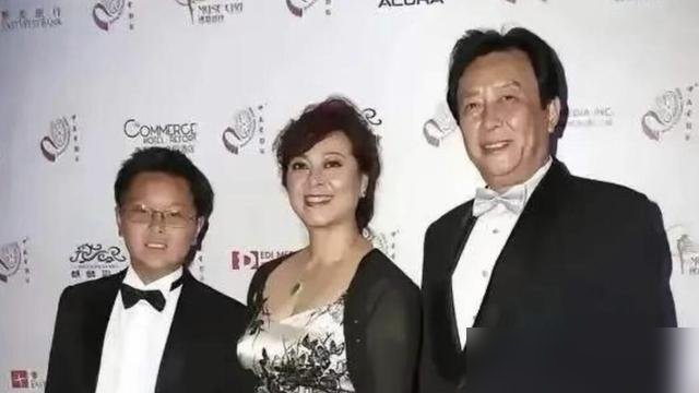 74岁的唐国强，在台上被问为啥00后也爱他，他说了句大实话：玩梗认识的。
这老头是真活明白了。当年被骂“奶油小生”，他硬是靠诸葛亮翻了身。后来上综艺随口问“谁叫王俊凯”，被粉丝追着骂，他也没端着。
前阵子两人碰面，他主动上去道歉，王俊凯连说“别别别，唐老师”。
你看，人到了一定岁数，最厉害的不