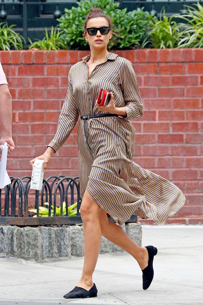 站似一棵松，行走一阵风，俄罗斯超模伊莲娜条纹竖条纹连体长裙迎风摇曳，尽...