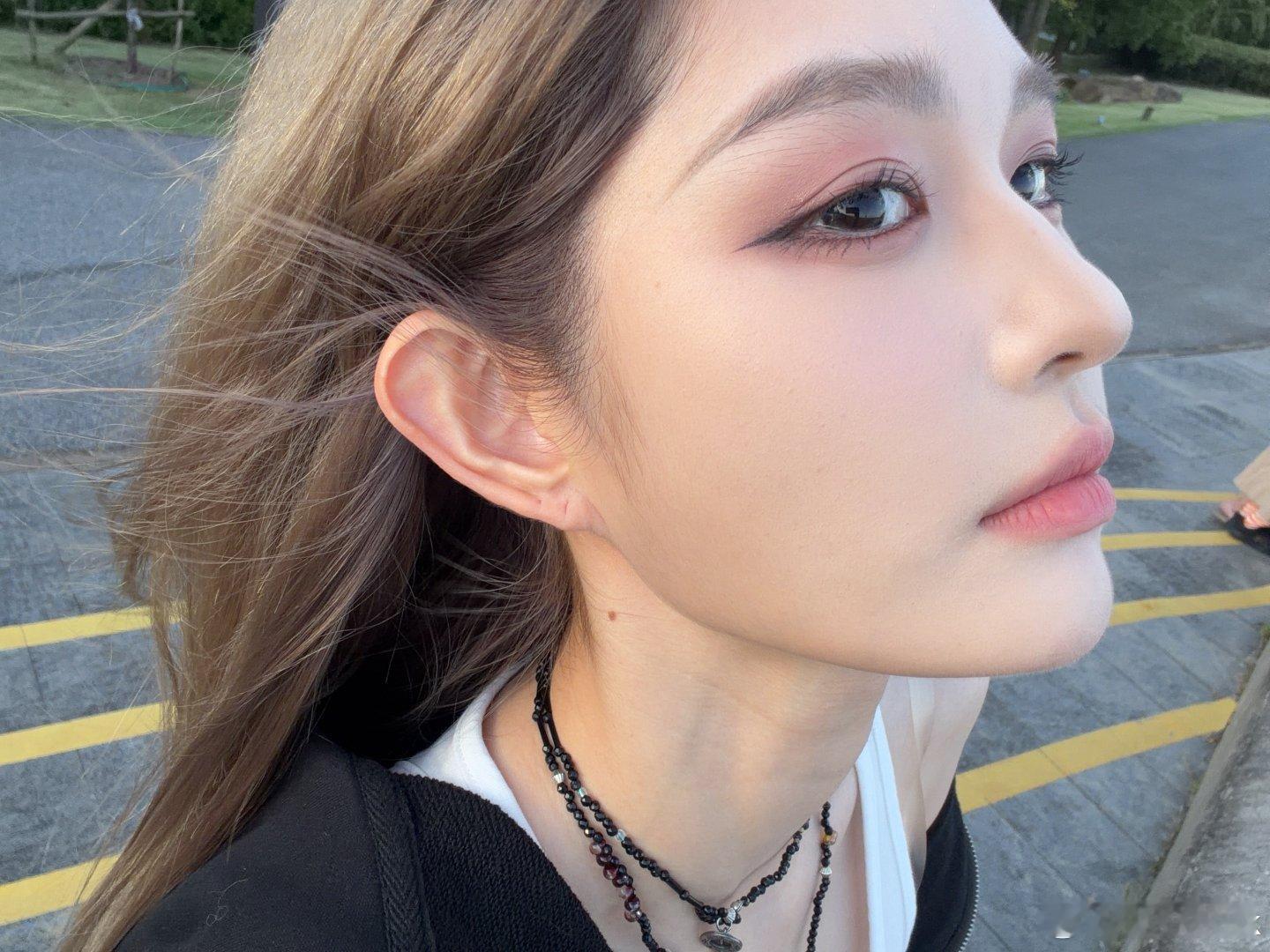 #王奕[超话]# 
可以在姐姐的鼻梁上滑滑梯吗😋 ​