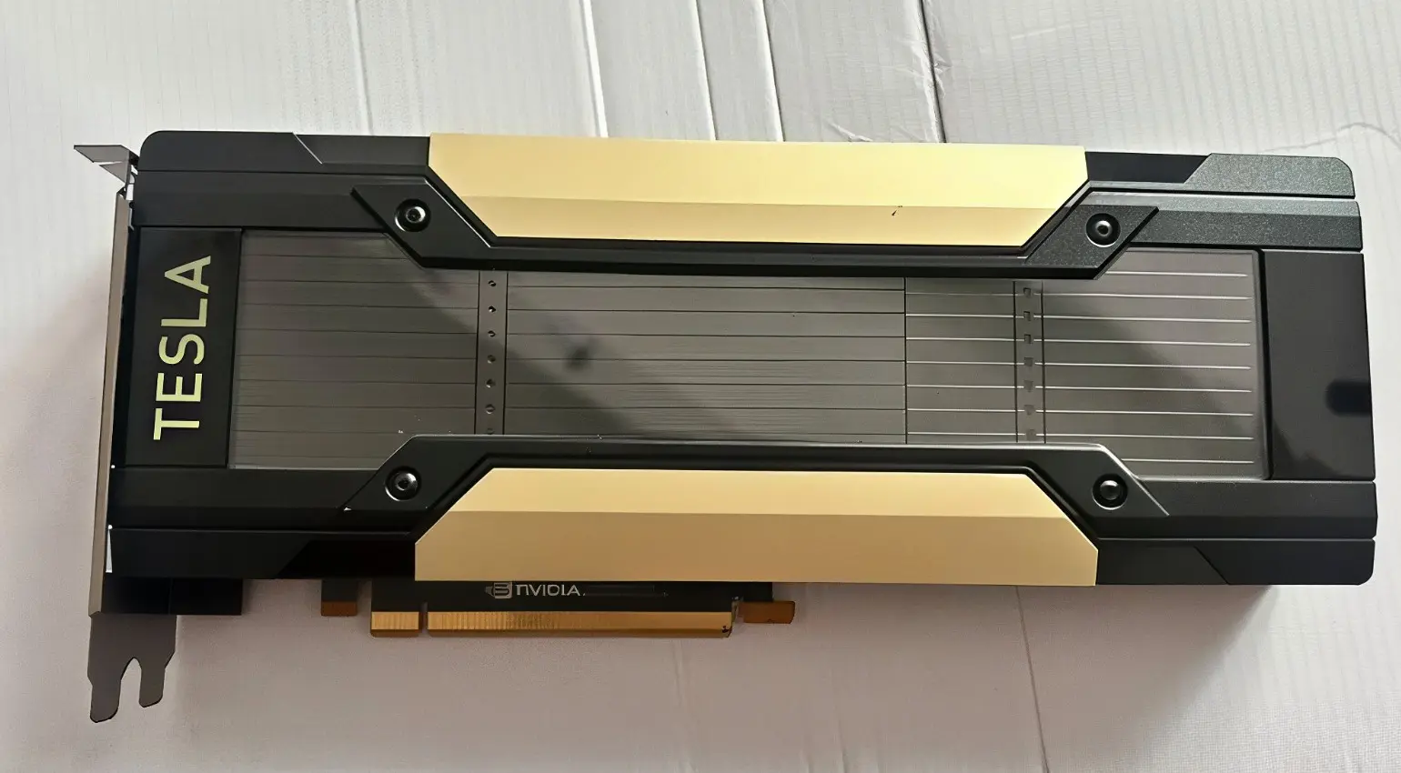 四路魔改性能暴涨 AMD新显卡推迟发布。老卡宝刀未老！四路魔改 Tesla V100 AI 推理性能暴涨2017 年发布的 Tesla V100 时隔 9 年依旧实力不俗。硬件博主完成四路 V100 NVLink 集群魔改，定制 NVLink 载板、铣削 A100 散热器压制 300W 功耗，组建多