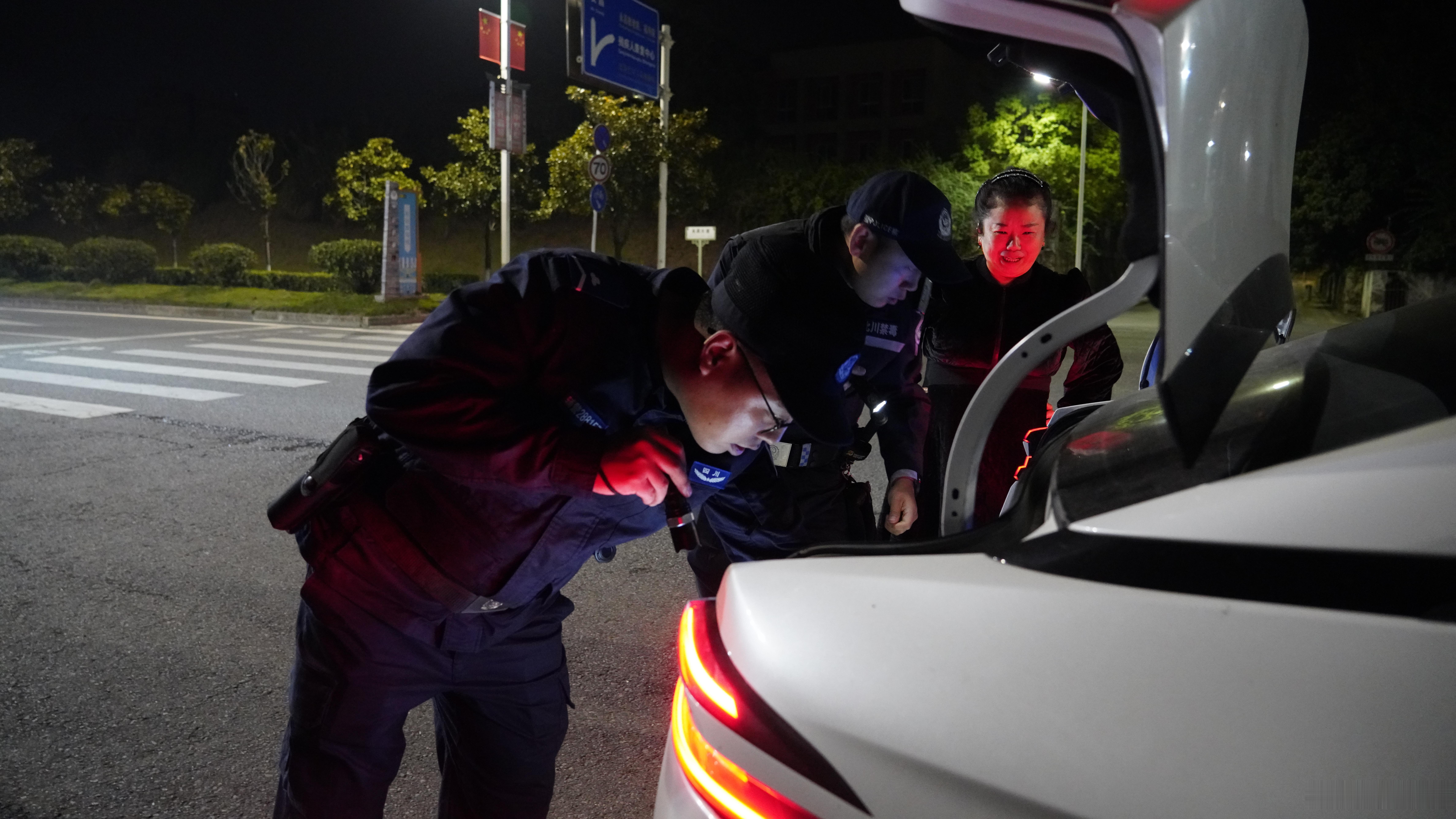 【夜色下的坚守｜北川公安开展夜间治安集中整治 筑牢平安防线】
夜色渐浓，羌乡大地万家灯火、静谧祥和
为防范化解各类安全风险隐患
筑牢辖区安全防护屏障
切实保障人民群众生命财产安全
10月24日晚
北川公安在全县范围内开展夜间治安集中整治行动
以藏蓝坚守守护城区烟火平安

全域布防 聚焦重点区域
 ​
